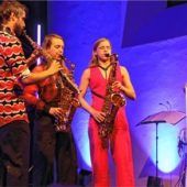 Klangfunkeln und Staunen mit einem Himmel voller Saxophone