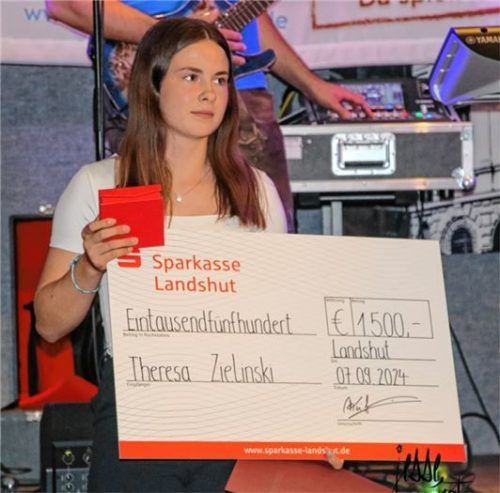 Theresa Zielinski aus Bad Aibling wurde von der Erich-Kühnhackl-Stiftung mit dem goldenen Puck geehrt. Foto Jessy Art
