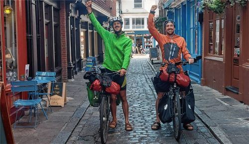 Thomas Reith (links) und Dominik Heiß reisen mit dem Rad auf die Britischen Inseln. Mit der Aktion ist auch eine Spendenaktion für die Petö-Schule in Niederaudorf verbunden. Fotos Reith/Heiß