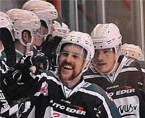 Torjubel mit Movember-Bart: Tyler McNeely, dahinter Norman Hauner.Foto Hans-Jürgen Ziegler