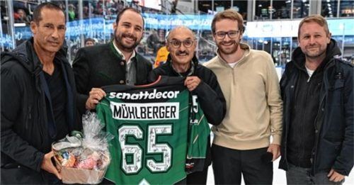 Torwart-Legende Sigi Harrer (Mitte), eingerahmt von Christoph Sandner, Marcus Thaller, Christian Hötzendorfer und Peter Dürr (von links).Foto Franz Ruprecht