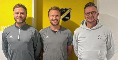 Trainerfrage geklärt: Thomas Leberfinger (Mitte) ist neuer Chefcoach des SV Kirchanschöring und Christoph Dinkelbach (links) spielender Co-Trainer. Das gab der Sportliche Leiter Sven Vetter (rechts) bekannt. Foto SVK