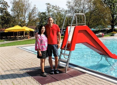Trotz Achterbahnwetter blicken Bee (links) und Thomas Kink auf eine zufriedenstellende Saison im Auer Schwimmbad zurück. Fotos Strim