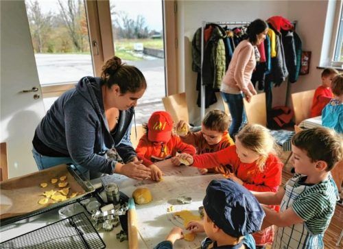Über das Plätzchenbacken werden die Jüngsten spielerisch an Feuerwehrthemen herangeführt.