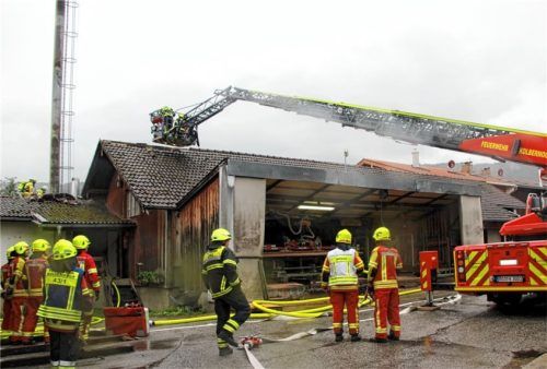 Um die letzten Glutnester zu löschen, öffnete die Feuerwehr das Dach des in Brand geratenen Gebäudes. Foto  Strim