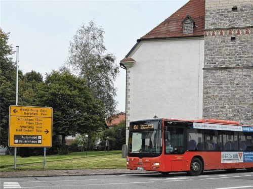 „...und er kummt ned, kummt ned, kummt ned“ sang vor Jahrzehnten DÖF über einen Taxifahrer. So ging es acht Mädchen und Buben aus Gunzenham, Gemeinde Halfing, jetzt mit dem Schulbus. Foto Ammelburger