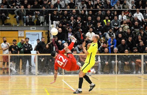 Viele Zuschauer und spektakuläre Szenen: Das ist der Sparkassenpokal im Hallenfußball. Die Planungen für die nächste Auflage sind bereits weit fortgeschritten.Foto Franz ruprecht