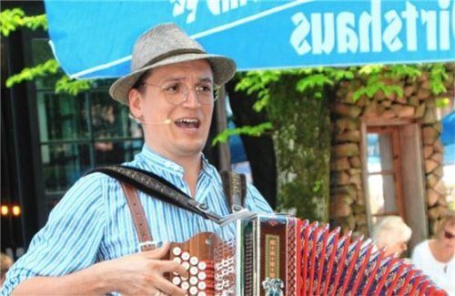 Volksmusikpfleger Leonhard Meixner begleitet die Führung mit seiner Ziehharmonika.Foto  RE