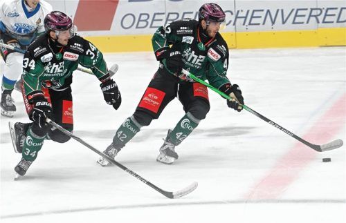 Volle Kraft voraus: Die Starbulls mit Kevin Handschuh (links) und Fabjon Kuqi starten in die neue Saison.Foto Ziegler