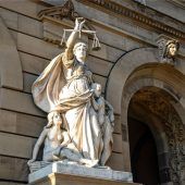 Schwierige Suche nach der Wahrheit