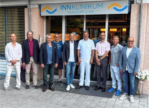 Vor einem Jahr wurde die Orthopädie am InnKlinikum Standort Mühldorf zentriert. Es ist eine Erfolgsgeschichte, die dem Ärzteteam zu verdanken ist. (Von links) Dr. (UMF Buk) Stelian Stefan, Dr. Gerhard Altendorfer, Dr. Eckhart Schröter, Dr. Richard Voithenleitner, Dr. Kurt Fiedler, Dr. Stefan Trabhardt, Stefan Blanke (Klinikleiter InnKlinikum Mühldorf und Haag), Dr. Sebastian Gleißner und Dr. Wolfgang Richter (Medizinvorstand InnKlinikum).