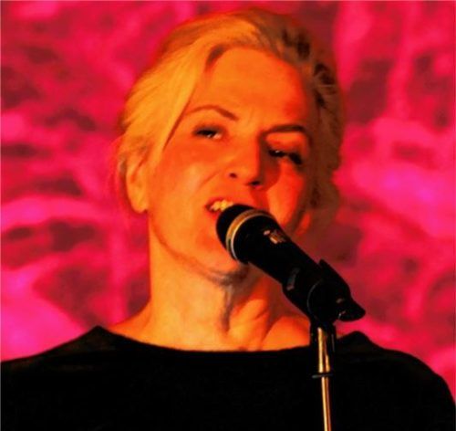 Vor flammendem Totholz-Rot rezitierte Martina Gedeck Gedichte.