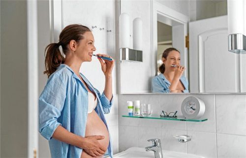 Während der Schwangerschaft ist eine sorgfältige Mundhygiene noch wichtiger als sonst. Foto DJD/Aminomed/Getty Images/Westend61