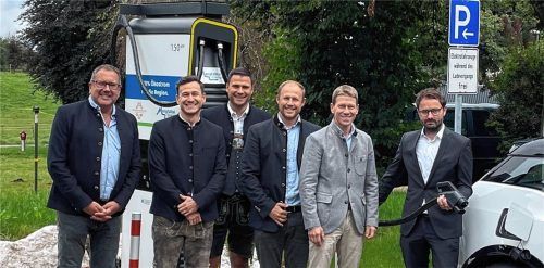 Weihten die neuen Ladesäulen in Feldkirchen-Westerham ein: (von links) Stefan Barber, Sebastian Töpfer, Ferdinand Limm, Patrick Beyer (alle Mangfalltal Energie), Rainer Lechner (Aschbacher Hof) sowie Bürgermeister Johannes Zistl. Foto Mangfalltal Energie GmbH