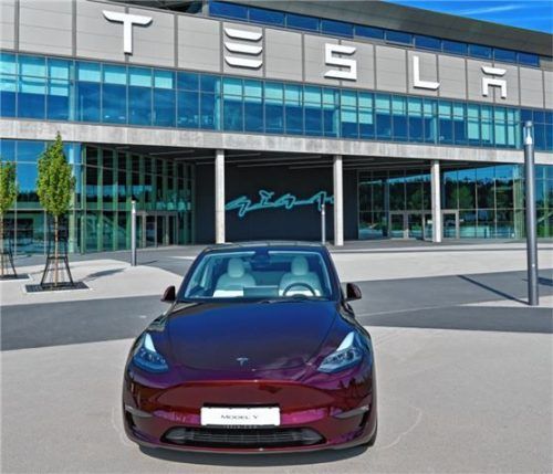 Weil es immer wieder zu gefährlichen Situationen bei Phantombremsungen bei Tesla-Fahrzeugen kommt, klagt ein Mann nun vor dem Landgericht Traunstein. Foto dpa