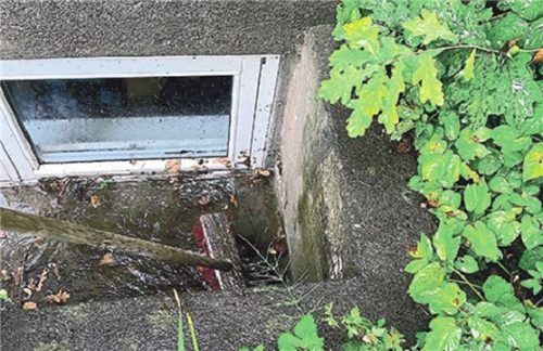 Wer Kellerfenster abdichtet, minimiert Risiken von Hochwasserschäden. Foto Scharvik/akz-o