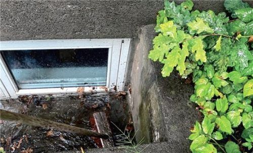 Wer rechtzeitig die Anschlüsse der Kellerfenster abdichtet, minimiert bei Hochwasser das Risiko von Wasserschäden im Gebäude. Foto Scharvik/istockphoto.com/Triflex/akz-o