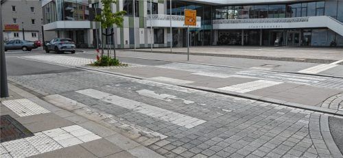 Zebrastreifen wie hier vor dem Rathaus  sind in Kolbermoor Mangelware. Foto Riediger