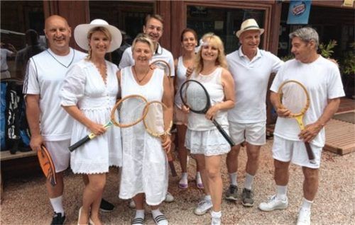 Zum Nostalgieturnier werden die alten Holzschläger wieder herausgeholt.