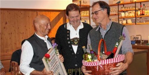 17 Jahre lang leitete Anderl Michalke (links) als Vorsitzender die Geschicke bei den „Oldtimerfreunden Au-Kematen-Dettendorf“. Sein Nachfolger Markus Kaffl (Mitte) ernannte ihn für seine Verdienste zum Ehrenvorstand. (Rechts Technikwart Michael Grimm). Foto strim