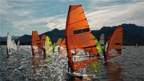 64 Surfer kämpften um den Sieg beim Chiemsee-Inselmarathon. Foto Andi Holderer