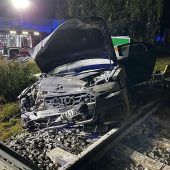 Audi-Fahrer landet auf Bahngleis