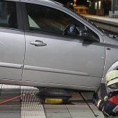 Senior fährt über Bahnsteigkante