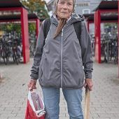 Als Müllpatin mit Greifzange für eine schönere Umwelt