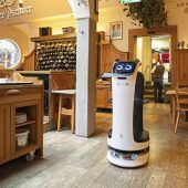 Im Donisl bringt der Katzenroboter das Bier