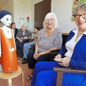 Künstliche Zuneigung im Seniorenheim