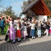 Großer Andrang beim traditionellen Kirtahutschn des Trachtenvereins Alt Rosenheim