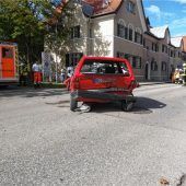 Polo wird nach Auffahrunfall in den Gegenverkehr geschoben