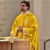 Neuen Rosenheimer Pfarrvikar beim Kirchweihfest in Sankt Nikolaus begrüßt