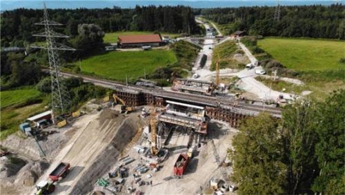 Megabaustelle Eisenbahnbrücke bei Wernhardsberg.Fotos Archiv OVB