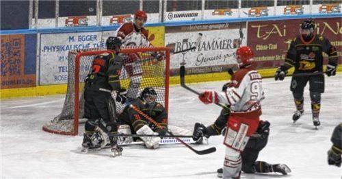 Aiblings Torwart Michael Fischer hatte gegen Aufstiegsaspirant Pegnitz Schwerstarbeit zu verrichten. Foto Hadersbeck