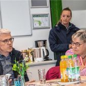 Rabe Adacus hilft über die Straße