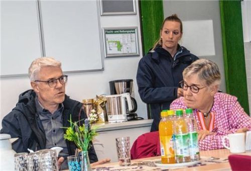 Alexander Kreipl (von links): „Wir kommen mit unseren Programmen regelmäßig an die Schulen in Bayern“. Daneben Maria Breuer und Tanja Lengenfelder. Foto Stache