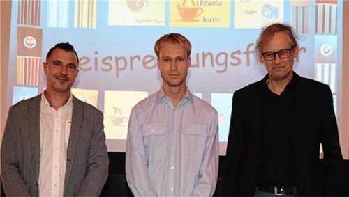Alexander Renz (Mitte) wurde für seinen Werdegang inklusive einer erfolgreichen Gesellenprüfung speziell gewürdigt. Ihm gratulieren die Obermeister (links) Michael Röling und Jürgen Zellerhoff.