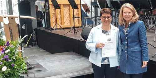 Alexandra Eberhardt (links) erhielt ihre Ernennungsurkunde zur Oberstudiendirektorin aus den Händen von Ministerialbeauftragter Birgit Korda. Foto buxot