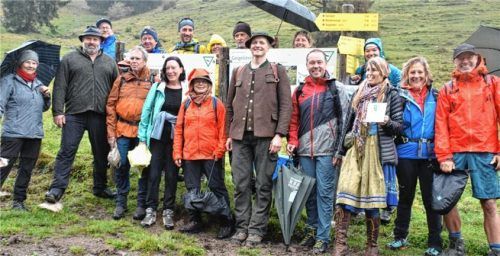 Alle, die zum Gelingen des Projektes beigetragen haben, freuten sich trotz des strömenden Regens. Foto  Wunderlich