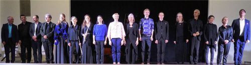 Alle Musiker auf der Bühne: (Von links) Michael Keul, Tizian Jost, Johannes Ochsenbauer, Thomas Hartmann und Sieglinde Zehetbauer, Christiane Kneer und Johanna Hartmann, Yume Hanusch, Rebekka Höpfner, Birgit Saßmannshaus, Marinus Weidinger und Xaver Eckert, Barbara Pöschl-Edrich, Michael Weiß und Miriam Peter sowie Manuel Warwitz. Foto  Janoschka