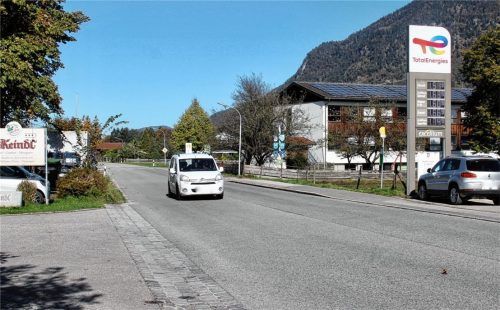 Am Dienstagabend fuhr eine 46-Jährige bei Dunkelheit und Regen (links, Symbolbild) in Niederaudorf zwei Fußgänger an. Beide starben. Schon länger wird in der Gemeinde über die Rosenheimer Straße diskutiert. Foto Schmidt