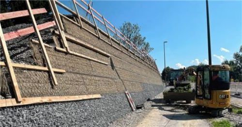 Am Rosenheimer Ziegelberg wird zurzeit die Stützwand erneuert. Foto Staatliches Bauamt Rosenheim