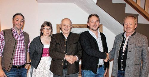Amtswechsel bei der Wassergemeinschaft „Großer Stein“: (von rechts) Der bisherige Vorsitzende Wastl Millauer wünscht seinem Nachfolger und Sohn Christoph sowie Zweitem Vorsitzenden Josef Engelsberger, Kassierin Monika Engelsberger und Schriftführer Andreas Gasteiger eine glückliche Hand in ihren Ämtern. Fotos strim
