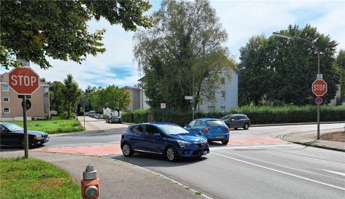 An der Kreuzung Ebersberger Straße/Grassingerstraße stehen seit Sommer Stoppschilder. Foto Hadersbeck