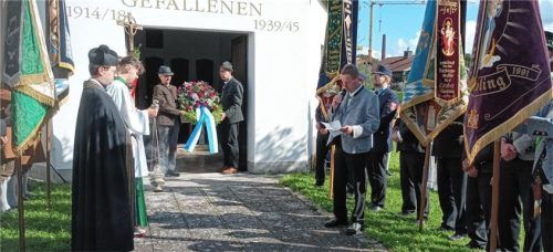 Anderl Obermair (mit Mikrofon) würdigte stellvertretend für alle Ortsvereine die Verdienste der bereits verstorbenen Mitglieder. Foto Ruprecht