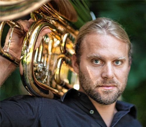 Andreas Martin Hofmeir kommt mit seiner Tuba in den Haberkasten. Foto re