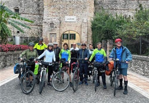Ankunft der Radfahrer in Lazise.Foto Hobmaier