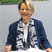 Ehrengäste tragen sich in „Goldenes Schulbuch“ ein