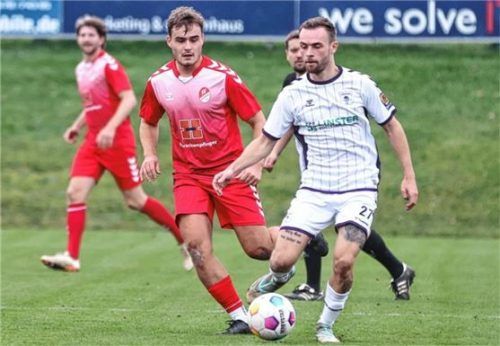 Aschaus Daniel Steinhauer (rechts) ist vor dem Mehringer Manuel Schwaighofer am Ball.Foto Gabi Zucker